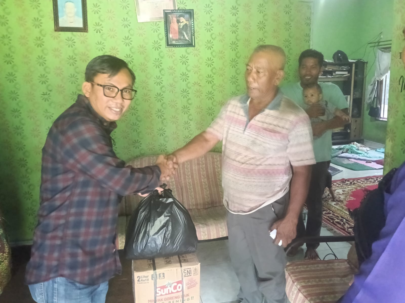 PPDI Bantan Serahkan Santunan Ke Keluarga Almarhum Staf Desa Sungai Batang