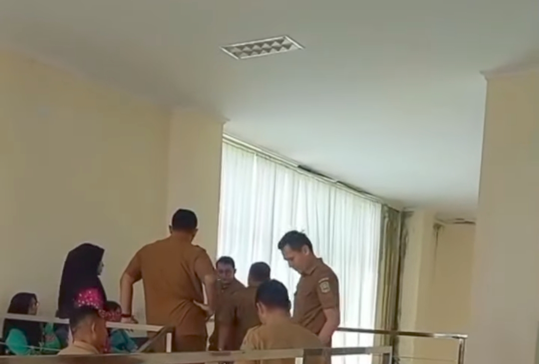 Kejari Siak Geledah Kantor ULP, Dikawal Aparat Bersenjata Lengkap dan Sasar Rumah Mantan Kepala ULP.
