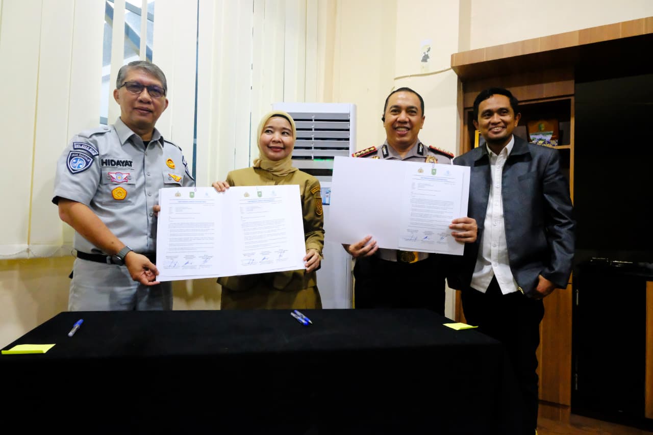 Tim Pembina Samsat Provinsi Riau Tandatangani Surat Edaran Bersama Pembayaran Pajak Tahunan Tanpa KTP Pemilik