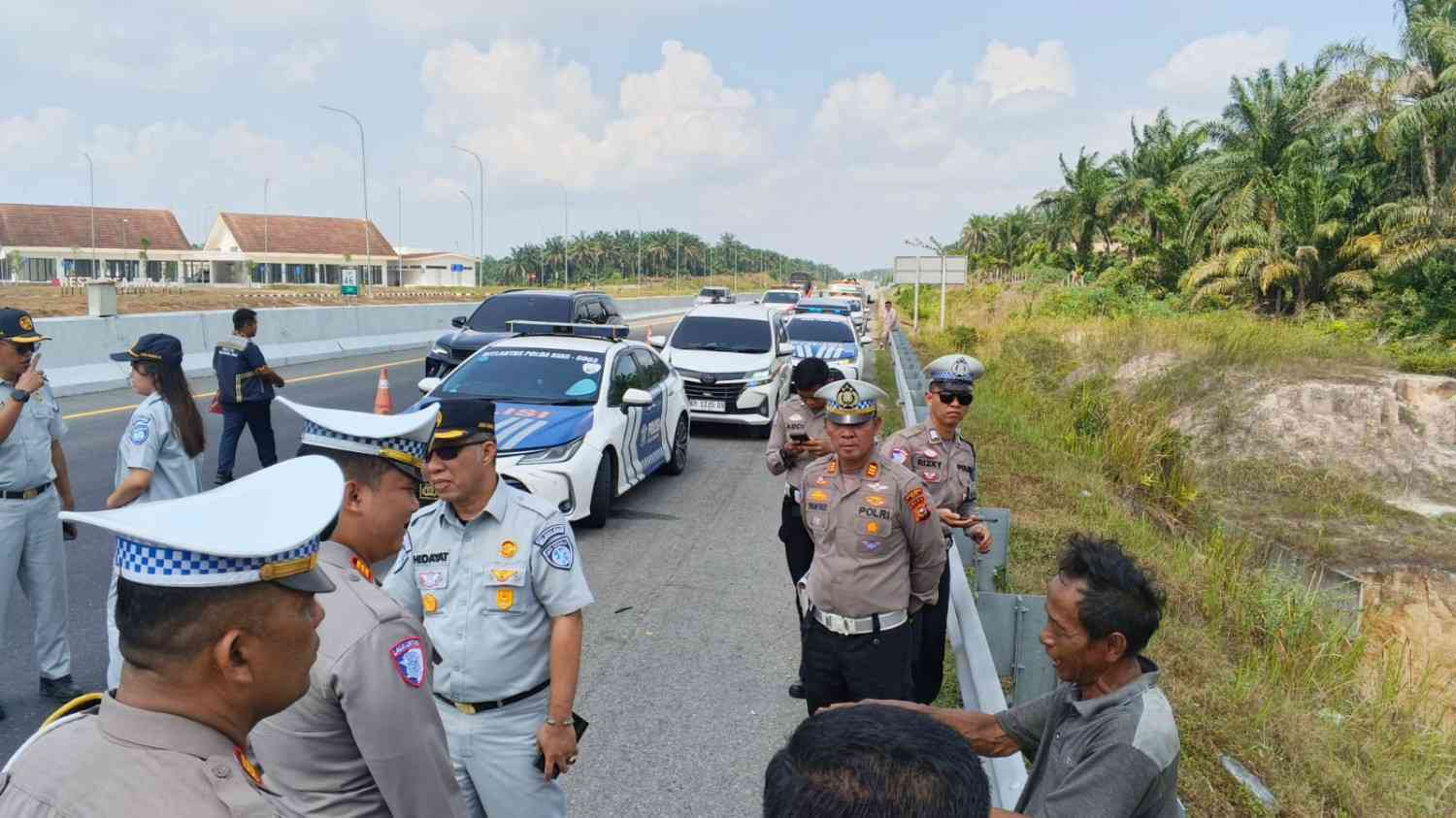 Jasa Raharja Riau Bersama Satlantas Polres Siak Gercep Tangani 5 Korban Meninggal Laka Truk Kontra Mobil Penumpang di Tol Permai