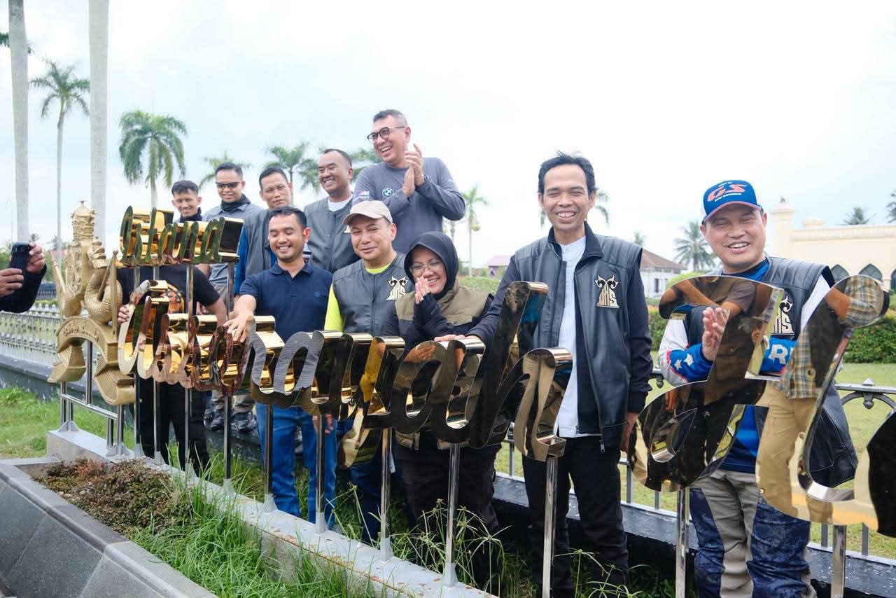 Bupati Siak Sambut Kehadiran UAS, Kapolda Riau, dan Pangdam XIX/Tuanku Tambusai di Kota SiakDi Akhiri Makan Durian Bersama.