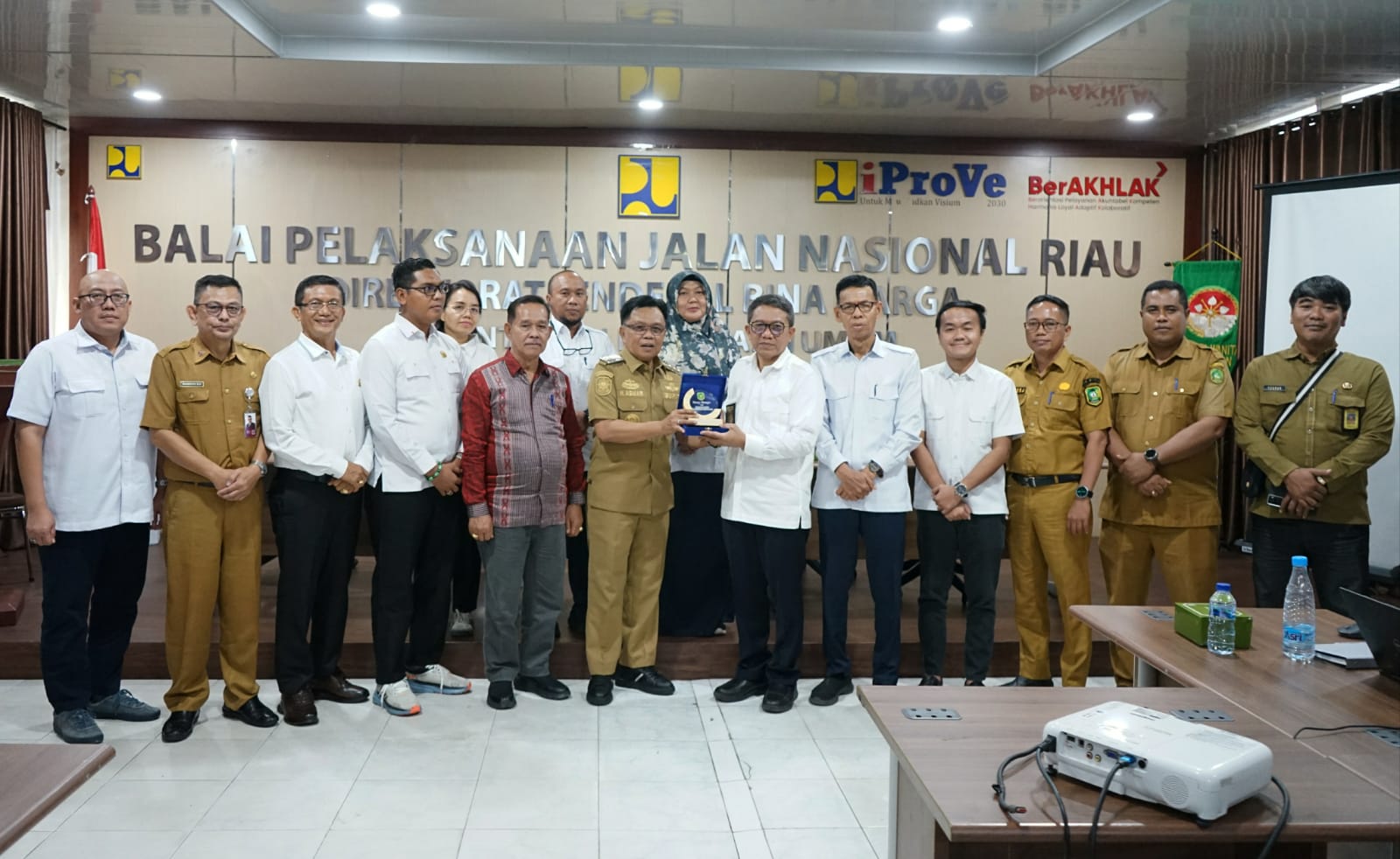 Bupati Meranti Perjuangkan Status Jalan Nasional, Usulkan Ruas Strategis dan Jembatan Penghubung ke Kementerian PU