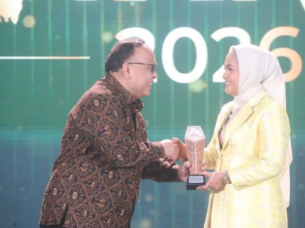 Dr Karmila Sari Raih Penghargaan Legislator Peduli Pemerataan Pendidikan