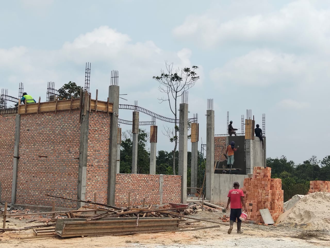 Proyek Kantor Pajak Rp2 Miliar di Depan Kejaksaan Siak Disorot, Pekerja Diduga Abaikan K3
