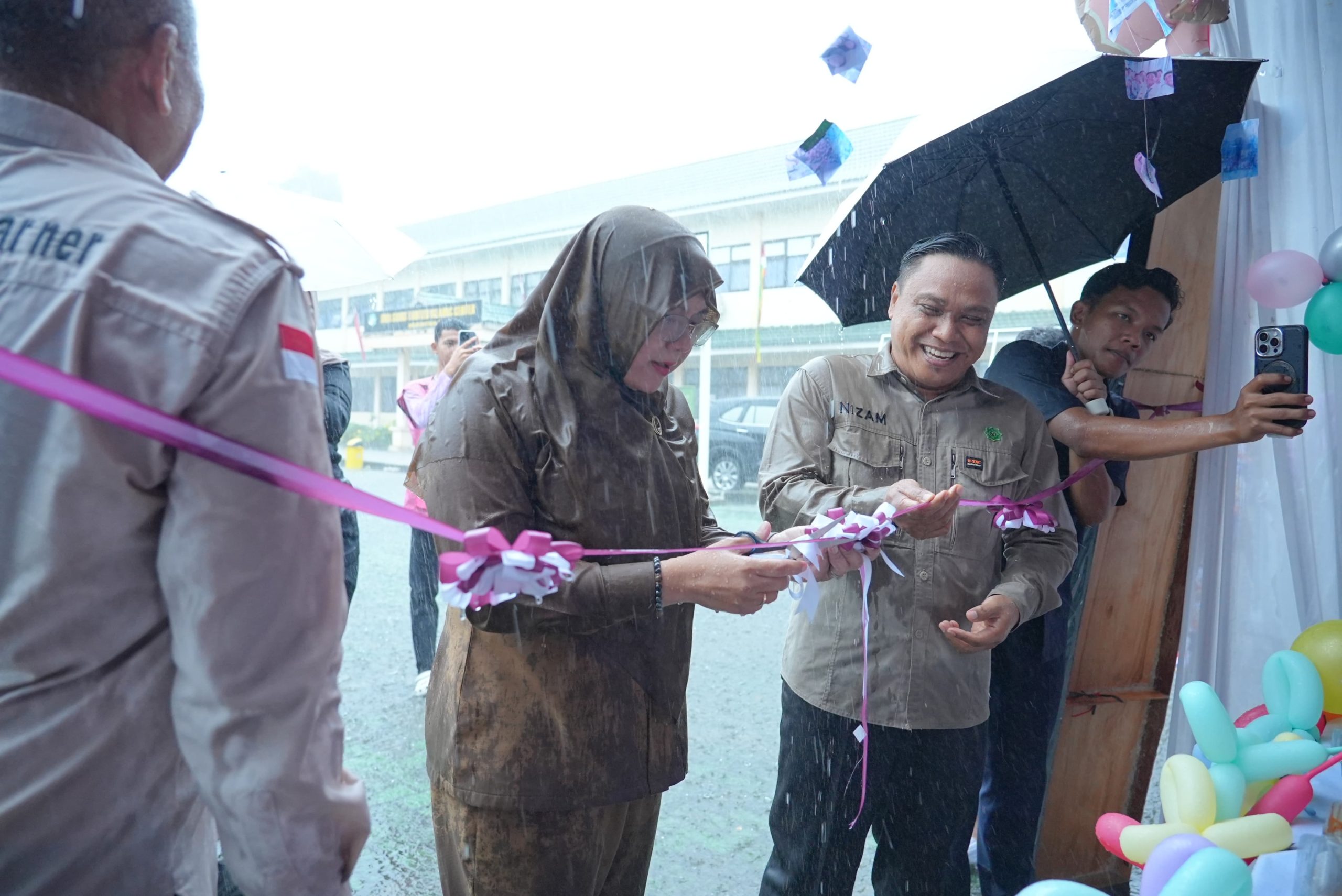 Dalam Hujan Bupati Afni buka Kompetisi Gema Pros Tingkat SMP se-kabupaten Siak.