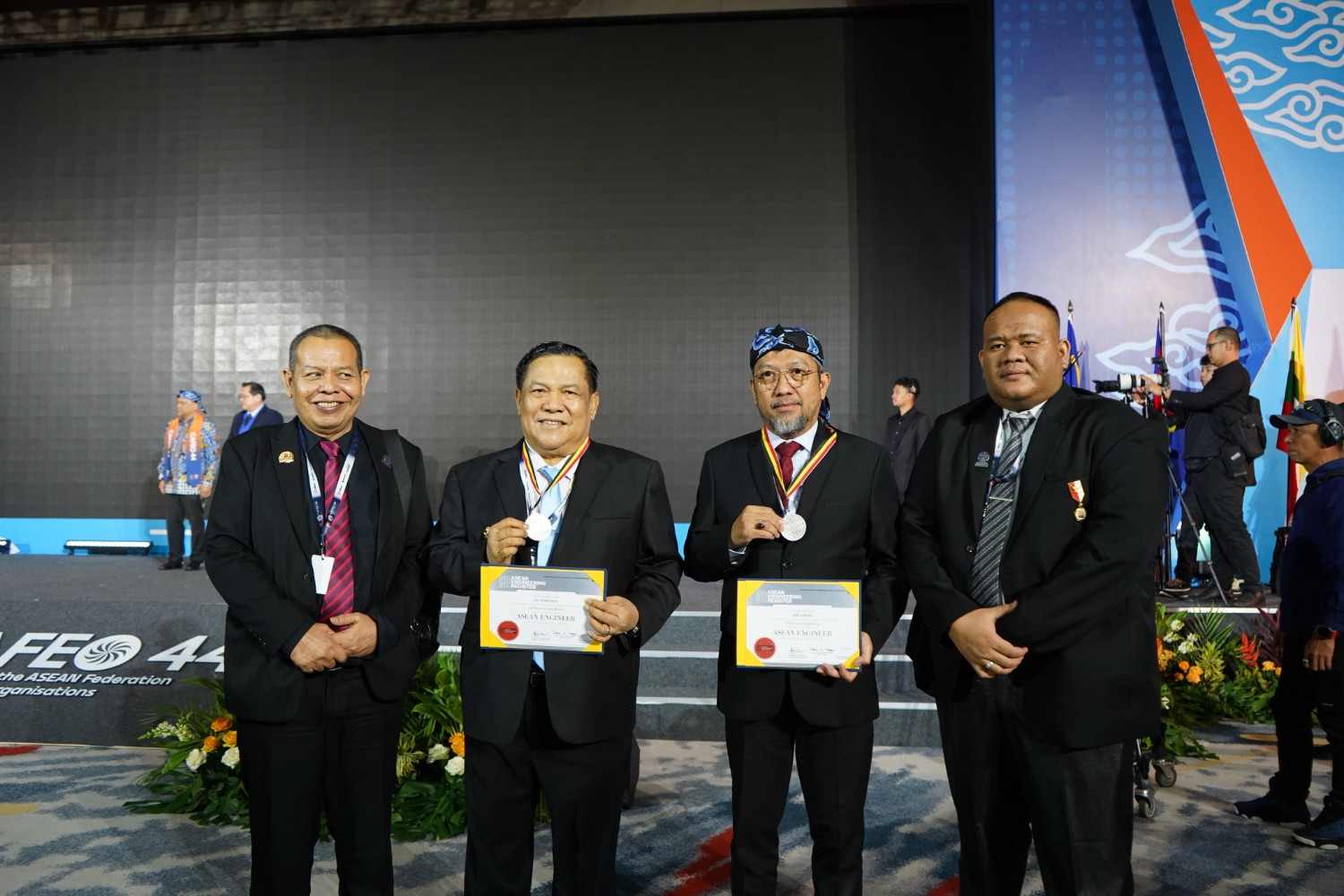 CAFEO ke-44 di Bandung, Plt Gubernur Riau SF Hariyanto Raih Gelar ASEAN Engineer