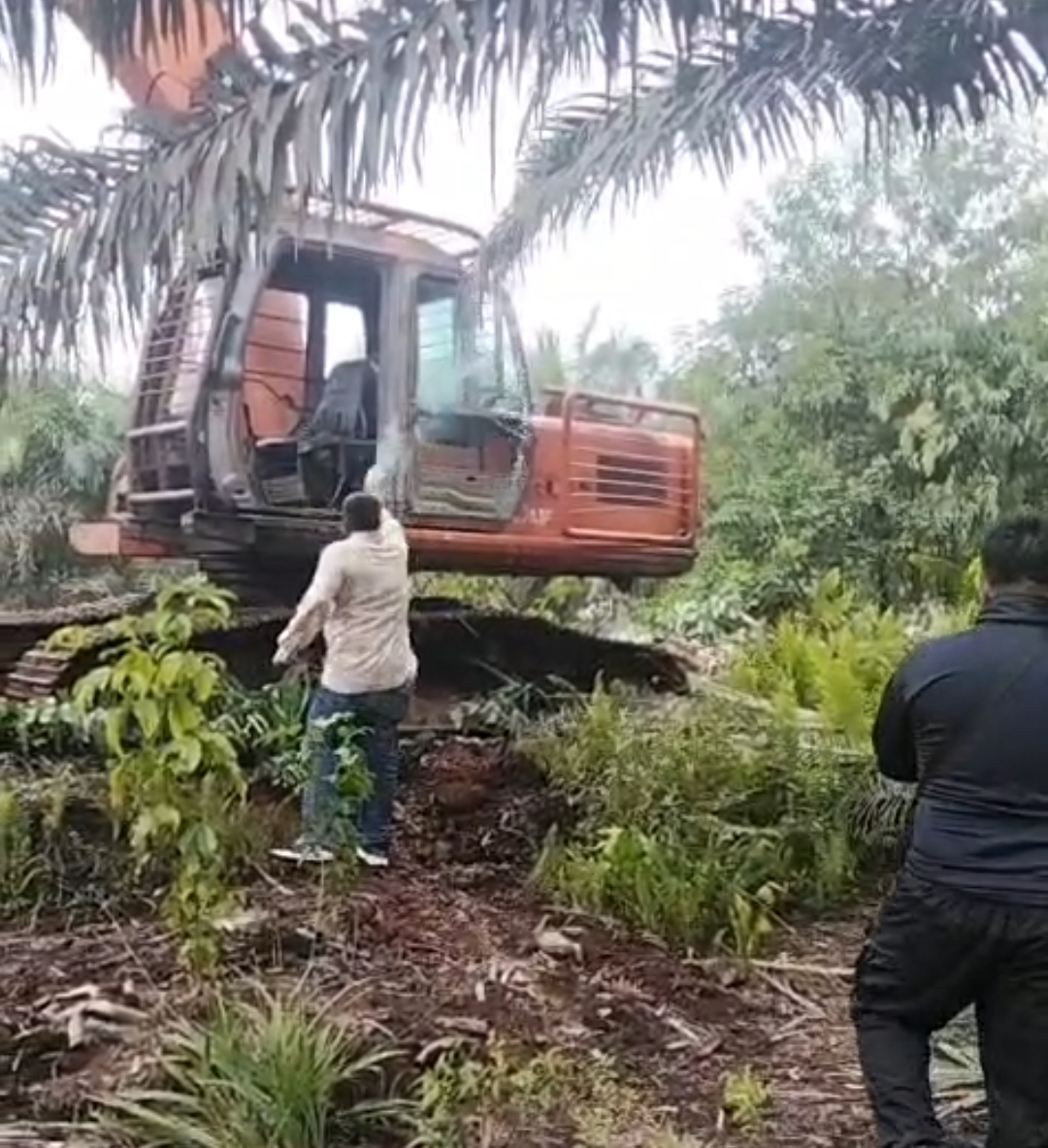 Saat Mau Gali Parit Sepadan,PT DSI Sebut Alat Berat Diancam Dibakar, Disiram Pertalite! Oleh salah Seorang  Mengaku Pemilik Lahan.